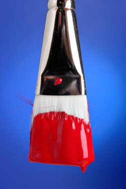 Kırmızı boya fırça damlayan