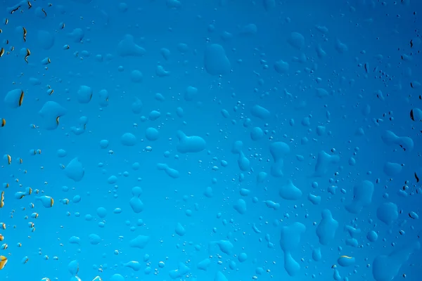 Krople Wody Przezroczystego Szkła Niebieskim Tle — Zdjęcie stockowe