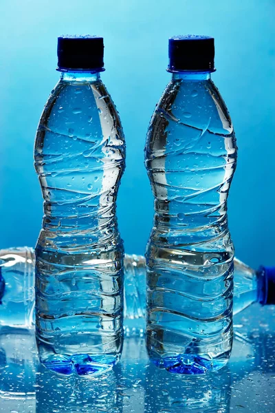 Butelki Wodą Niebieskim Tle — Zdjęcie stockowe