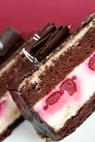 おいしいケーキにラズベリーとチョコレート — ストック写真