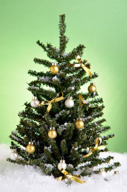 Noel ağacı altındaki beyaz kar ile dekore edilmiş