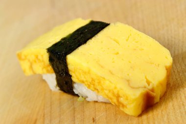 Tamago (omlet) suşi bir ahşap tahta üzerinde