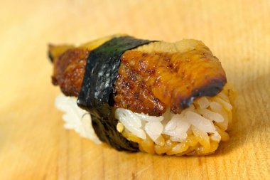 Unagi suşi bir ahşap tahta üzerinde