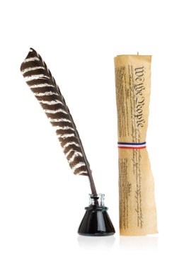 Quill'in ve Amerika Birleşik Devletleri Anayasası üzerinde beyaz izole
