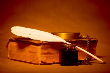 Quill, antika bir bakışla Inkwell, pusula, kitap