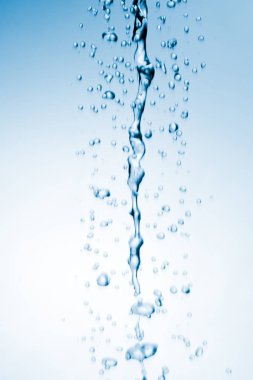 Mavi arka plan üzerinde yukarıdan akan su