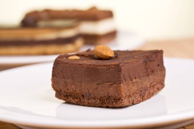 Katmanlı lezzetli çikolatalı pasta plaka üzerinde