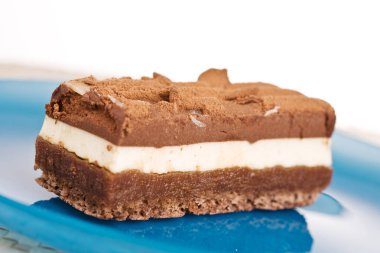 Katmanlı lezzetli çikolatalı pasta plaka üzerinde