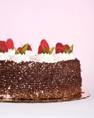 Beyaz mus kek ahududu ile