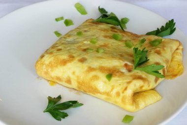 Doldurulmuş bir Tay omlet beyaz plaka üzerinde