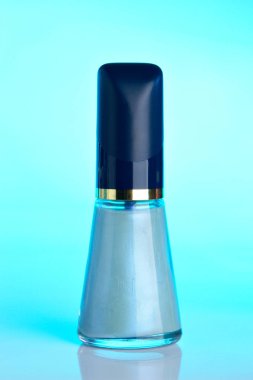 Mavi zemin üzerine mavi oje