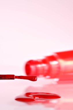 Kırmızı oje damlayan masada