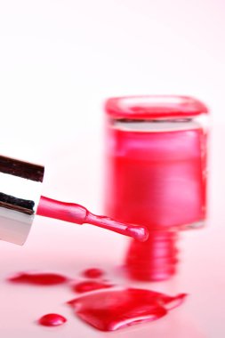 Kırmızı oje masada