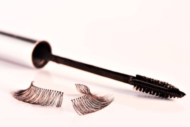 Kirpik ve maskara yansımaları ile