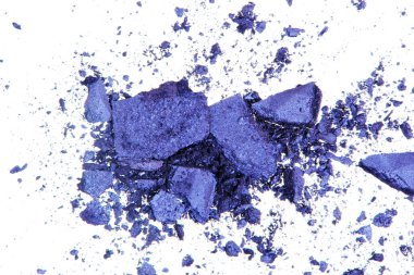 Ezilmiş göz farı beyaza izole edilmiş.