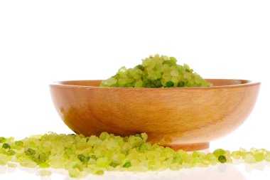 Yeşil banyo tuzu bir kabın içinde