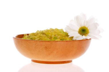 Yeşil banyo tuzu bir kabın içinde