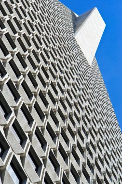 Aşağıdan alınan yüksek bina