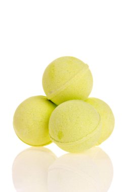 Sarı banyo beyaz izole bomba