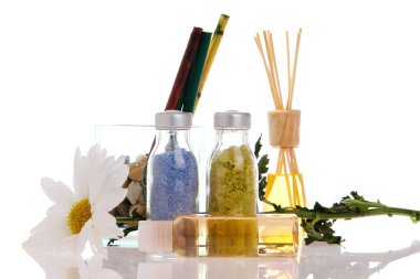 Spa şişe beyaz arka plan üzerinde