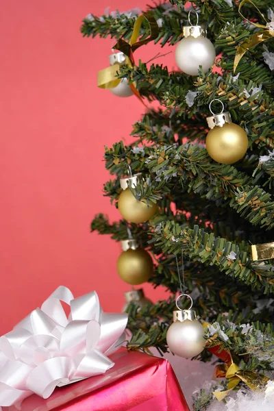 Árbol Navidad Con Regalo Envuelto — Foto de Stock