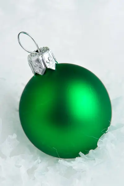 Macro Navidad Bauble Sobre Nieve Blanca — Foto de Stock