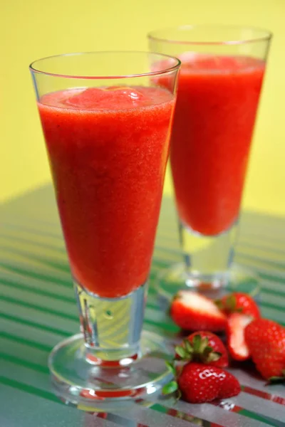 Buzlu çilek Daiquiri kokteyl