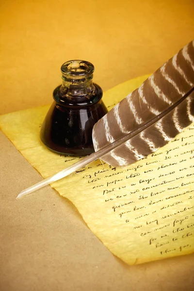 Quill, Inkwell ve antika bir bakışla eski mektup