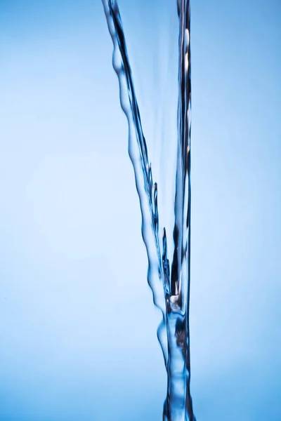 Νερό Που Ρέει Από Την Κορυφή Μπλε Φόντο — Φωτογραφία Αρχείου