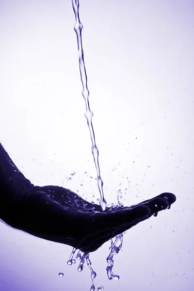 Woda Leje Się Ręki Rozpryskiwania — Zdjęcie stockowe