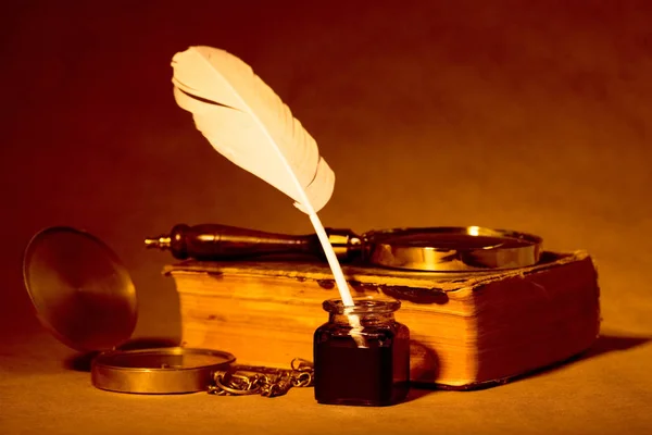 Quill, antika bir bakışla Inkwell, pusula, kitap