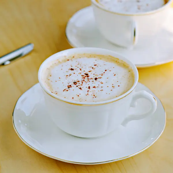 Zwei Tassen Kaffee Und Ein Stift — Stockfoto