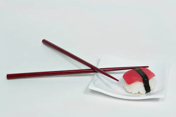 简单的照片金枪鱼寿司与筷子 — 图库照片