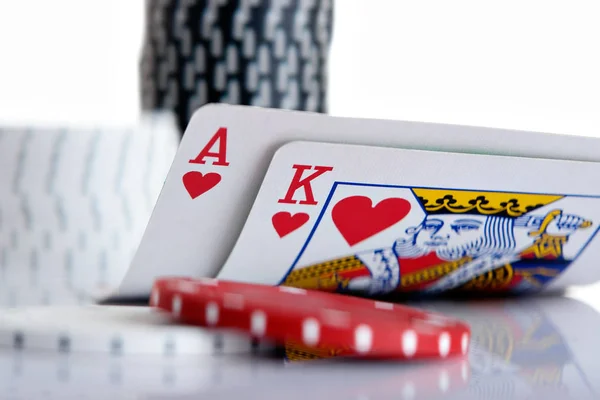 Pocker as papaz arka planda fişleri ile