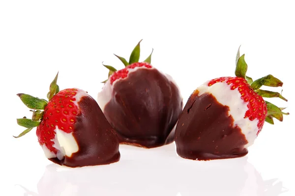 Fraises Dans Chocolat Isolé Sur Blanc — Photo