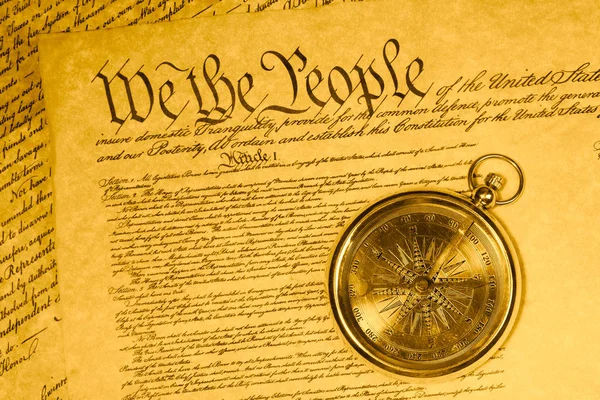 Αντίκες Πυξίδα Και Πρώτα Λόγια Του Συντάγματος Των Ηνωμένων Πολιτειών Εικόνα Αρχείου