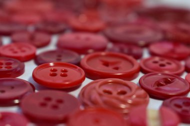 beyaz üzerine kırmızı dikiş düğmeleri