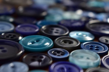 ahşap bir masa mavi dikiş düğmeleri