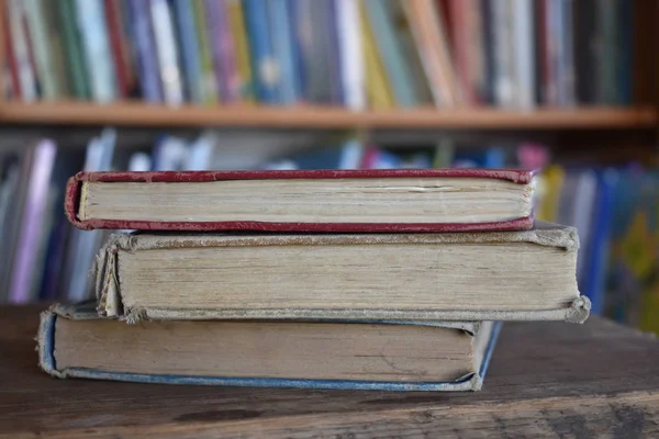 Drie Oude Boeken Een Bibliotheek — Stockfoto