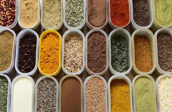 Çok renkli ve çeşitli baharatlar küçük kaplarda
