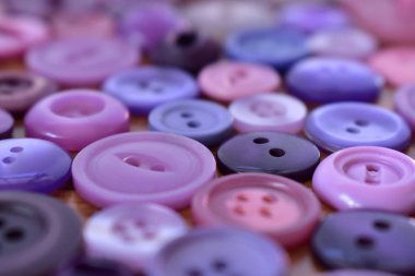 ahşap bir masa mor dikiş düğmeleri