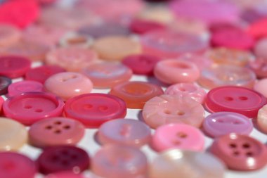 beyaz parlak pembe dikiş düğmesini