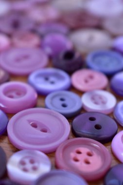 ahşap bir masa mor dikiş düğmeleri