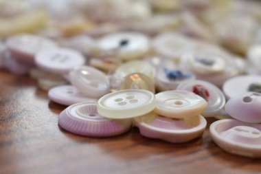 eski beyaz dikiş düğmeleri