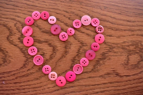  pembe dikiş düğme kalp ahşap üzerine