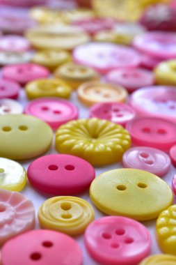dikiş düğmeleri bahar renkleri. Parlak pembe ve sarı beyaz üzerine.