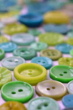 parlak mavi-yeşil dikiş düğmeleri