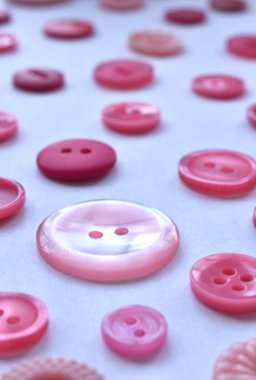 soluk pembe dikiş düğmeleri beyaz