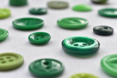 beyaz yeşil dikiş düğmeleri