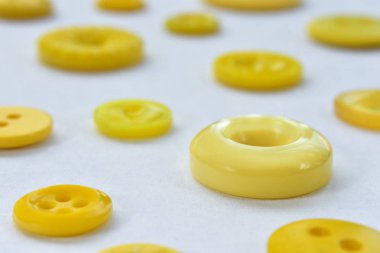 beyaz sarı dikiş düğmeleri